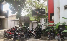 RedDoorz near Alun Alun Bandung 3